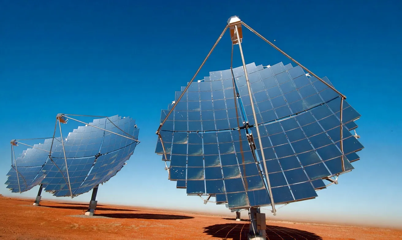 Solar concentrator cardan coupling tracking mechanism